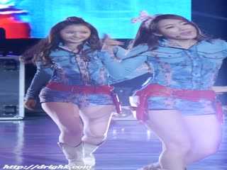 紧身翘臀热裤少女 01