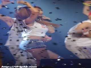 粉红大屁股热裤少女 02